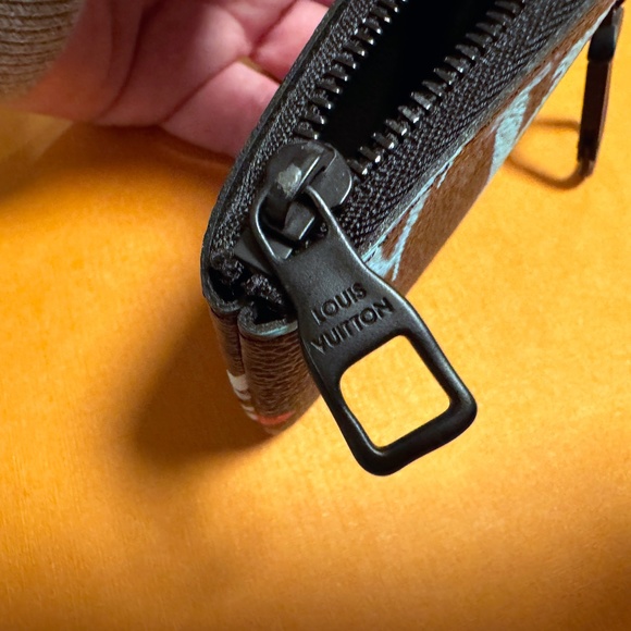 *SOLD* New Louis Vuitton Graffiti Key/Coin/Card Pouch *Authentic* - Picture 6 of 8